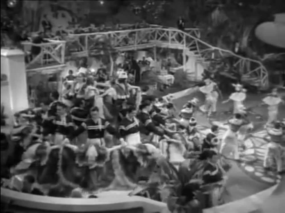 Enfin, encore dans la foulée, voici une version chantée par Etta Moten Barnett (nommée aux Oscar 34 pour la chanson originale)« It’s not a fox-trot or a polka »Yes, we know  (et y’a même le hula hoop ^^)avec un final avec Ginger et Fred
