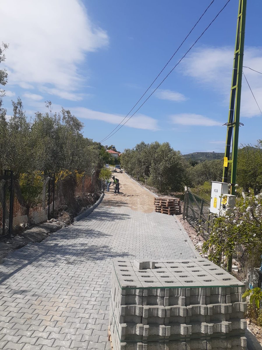 gokcebugra's tweet photo. Kiraz, Tire, Ödemiş, Bergama, Dikili başta olmak üzere ilçelerimizde istinat duvarı, parketaş ve tarımsal üretimin sürekliliğine yönelik altyapı çalışmaları sürüyor...

Salgın nedeniyle bir süre ara verilen veya yavaşlayan işlerimiz ivme kazanıyor...
#İzmirİçinÇalışıyoruz https://t.co/agksriT9vM
