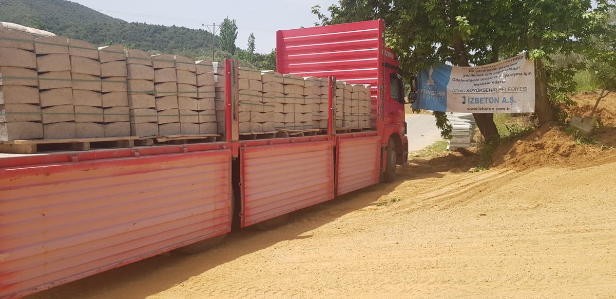 gokcebugra's tweet photo. Kiraz, Tire, Ödemiş, Bergama, Dikili başta olmak üzere ilçelerimizde istinat duvarı, parketaş ve tarımsal üretimin sürekliliğine yönelik altyapı çalışmaları sürüyor...

Salgın nedeniyle bir süre ara verilen veya yavaşlayan işlerimiz ivme kazanıyor...
#İzmirİçinÇalışıyoruz https://t.co/agksriT9vM