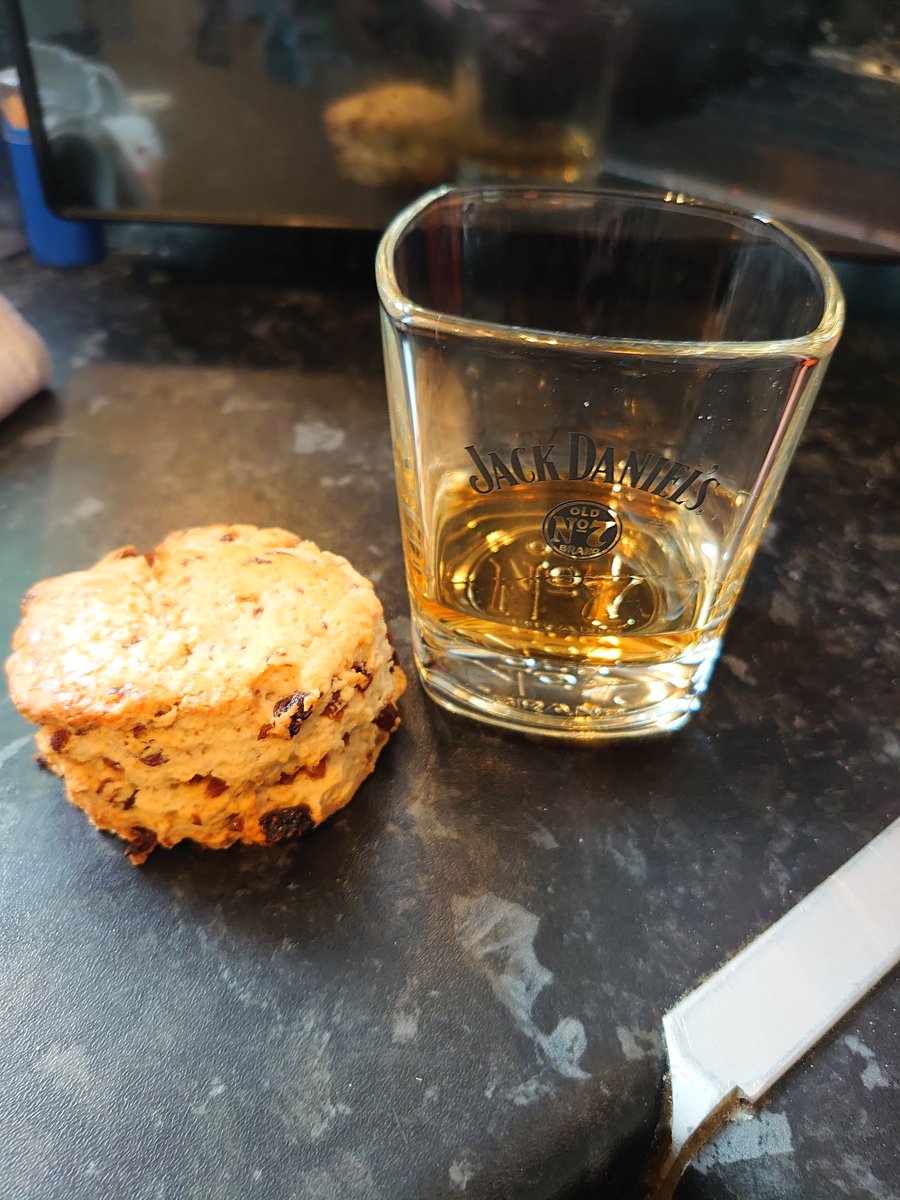 BrosLiver's tweet photo. I can confirm @JackDaniels_US  apple goes with scones https://t.co/d6ElECdDiE