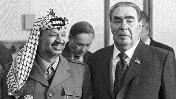 世界中の多くの人がイスラエルを支持していました。1964年、ソ連はPLOを結成。エジプト生まれのヤセル・アラファトが彼らの指導者となった。1967年、アラブ難民は狡猾にもパレスチナ人と改名された。この名前はそれまでユダヤ人にしか使われていなかった。 #ThePalestinianLie
