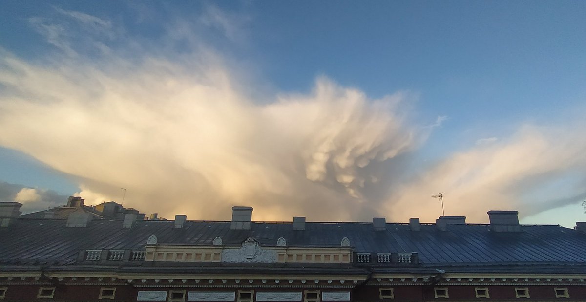 Luonnon tapa viitata tuleviin ylioppilaisiin? #sää #Kruununhaka