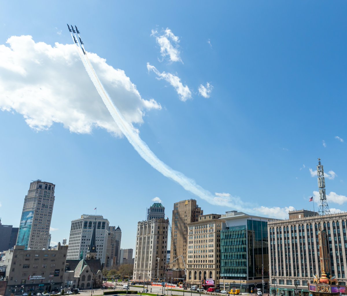 tigers's tweet image. What a sight! 🇺🇸

Thank you to the @BlueAngels for honoring first responders and essential personnel! #TogetherDetroit