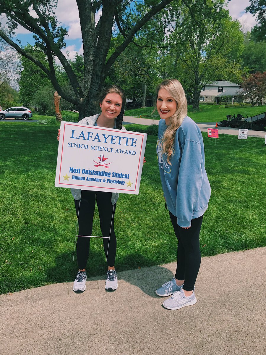ebuford23's tweet photo. Got a visit from @schwablhs today!! Not only am I proud to be a student of hers, but I’m also very grateful to have her as a role model in my life.  You’re the best, Schwabie! Love you❤️💙 https://t.co/5br3UElF70