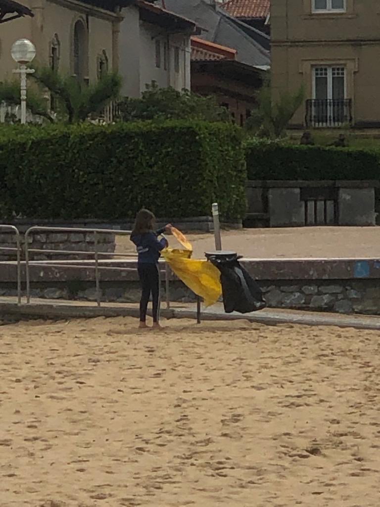 ipostigo's tweet photo. Naya Postigo completed her 5k walk and plastic cleanup today. Thanks for the nomination Elodie Shields. I nominate Roxy Webb, Martha Lee, Lexi Vian, Grace Craker and Ms. Williams #MakeMayMemorable #pioneer5challenge @TrevelyanMiddle @Shields2Andy https://t.co/tXKPWGlGm0