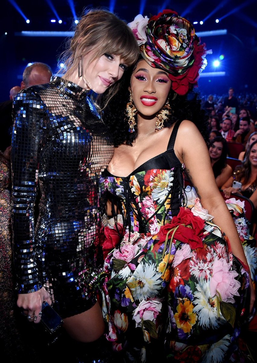 juan_repspace's tweet photo. Remember when Bodak Yellow of @iamcardib dethroned look what you made me do after 3 weeks at Number 1, and @taylorswift13 sent flowers to congratulate her, someone more perfect ? 😼 https://t.co/HyJXBa0qEd