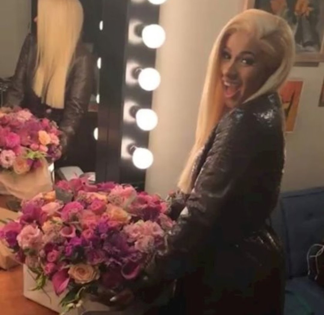 juan_repspace's tweet photo. Remember when Bodak Yellow of @iamcardib dethroned look what you made me do after 3 weeks at Number 1, and @taylorswift13 sent flowers to congratulate her, someone more perfect ? 😼 https://t.co/HyJXBa0qEd