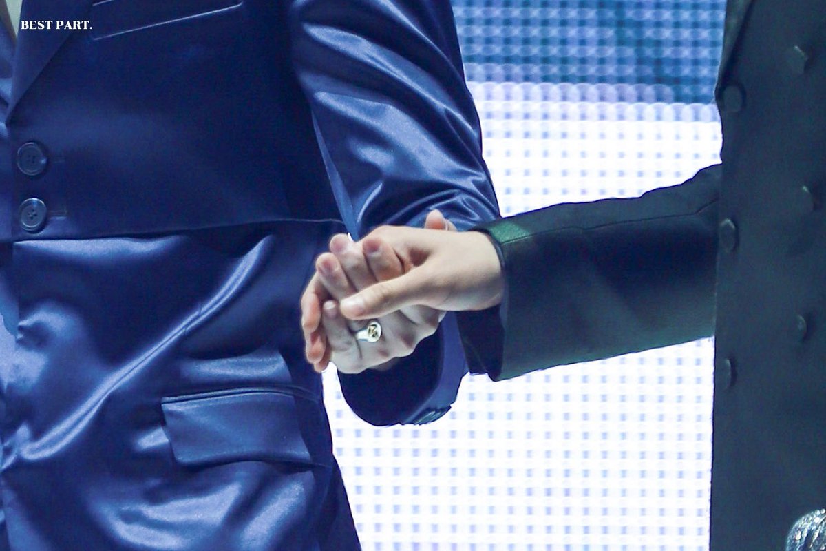 a smol thread of jjp hand focused gifs because I like to suffer :“) #jjp