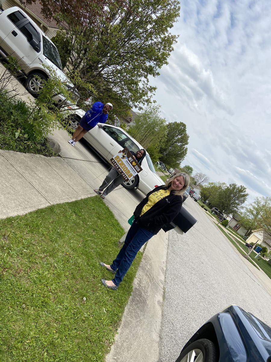 Paige_Pitt's tweet photo. It was so great to see some of our @TCHoweHS seniors and families from a distance today as we delivered senior yard signs! https://t.co/OlcdukQiFO