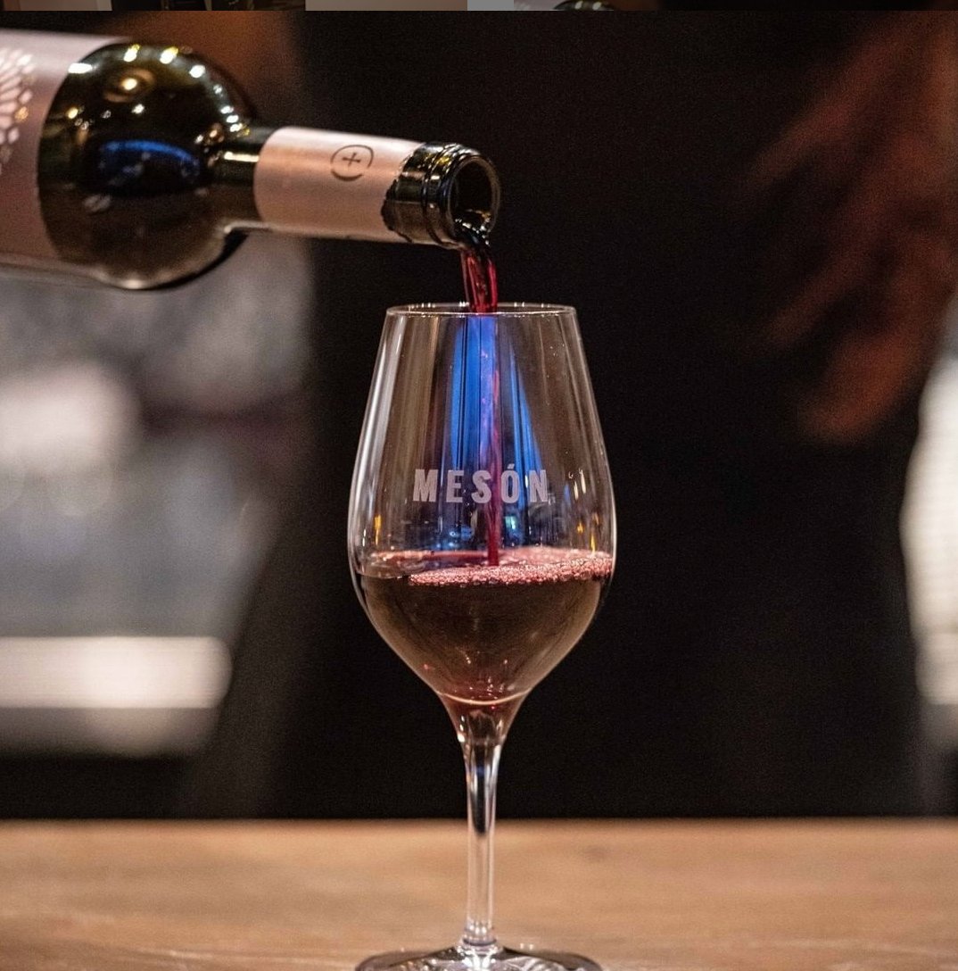 Qu'est-ce qui accompagne mieux un plat espagnol... qu'un vin espagnol?! 
Choisissez votre plat préféré ET la bouteille parfaite pour le marier, le tout, pour emporter! 💃
Pour commander:
👉En ligne au restotapeo.com
👉Par téléphone  514-439-9089