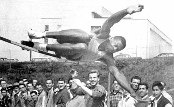 usatf's tweet photo. #OnThisDay in 1956, two legends tied for 1st (2.06m/6-9.25) in the high jump at the West Coast Relays in Fresno, CA. Charlie Dumas, who became historyโs first 7-footer at the Olympic Trials, and the future @NBA Hall-of-Famer @RealBillRussell.
๐ธ @sfchronicle & USATF https://t.co/n17a1ACDhj
