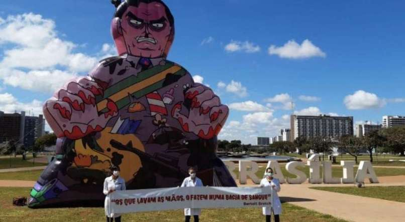 jc_pe's tweet photo. Boneco de Bolsonaro com as mãos sujas de sangue é inflado em Brasília
https://t.co/LE7568Q1l5 https://t.co/V8PZHiwB42