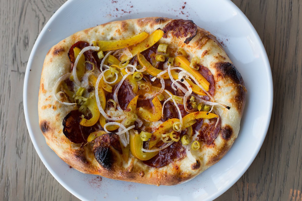 Une coca? Un pain plat inspiré de la région Catalane, garni d'ingrédients frais et délicieux. 😉 Ce sera aux tomates et fromage de chèvre ou au chorizo ibérique pour vous? 
Pour commander:
👉En ligne au restotapeo.com
👉Par téléphone 514-439-9089