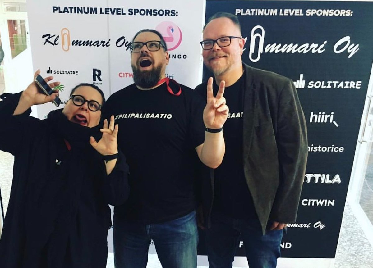 Tasan vuosi sitten, sunnuntaina 12.5.2019 julkaistiin Pilipalisaation 1. jakso. Itse asiassa toinenkin. Ekana päivänä oli 13 kuuntelua. Nyt on 53 995. Eipä tuolloin osannut arvata mihin kaikkeen tämä johtaa. Kuva ensi-illasta. #pilipalisaatio #podcast #kuunnelma #indie