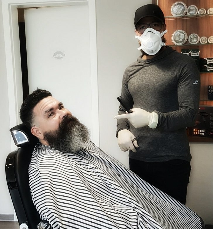 Devil_zonk's tweet photo. Mein Barber und ich. 
Er ist Syrer und floh aus seiner Heimat, machte den deutschen Friseurmeister und eröffnete während des Shutdowns sein eigenes Geschäft. 
...und ich hab verdammt viel Achtung vor ihm!
#barberforlife https://t.co/ImPZIJtaDv