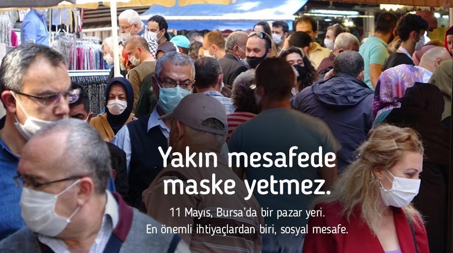 drfahrettinkoca's tweet photo. Yakın mesafedeki iki kişiden ikisi de maske takmış olsa, virüs maskeye rağmen birinden diğerine bulaşabilir. Ya hareketli, kalabalık yerlerde? Evden çıkarken mutlaka maske takın. Ama maske SOSYAL MESAFE olmadan Koronavirüs riskinden sizi uzak tutmaya yetmeyebilir.
Risk almayın. https://t.co/wRhP5XmB5E
