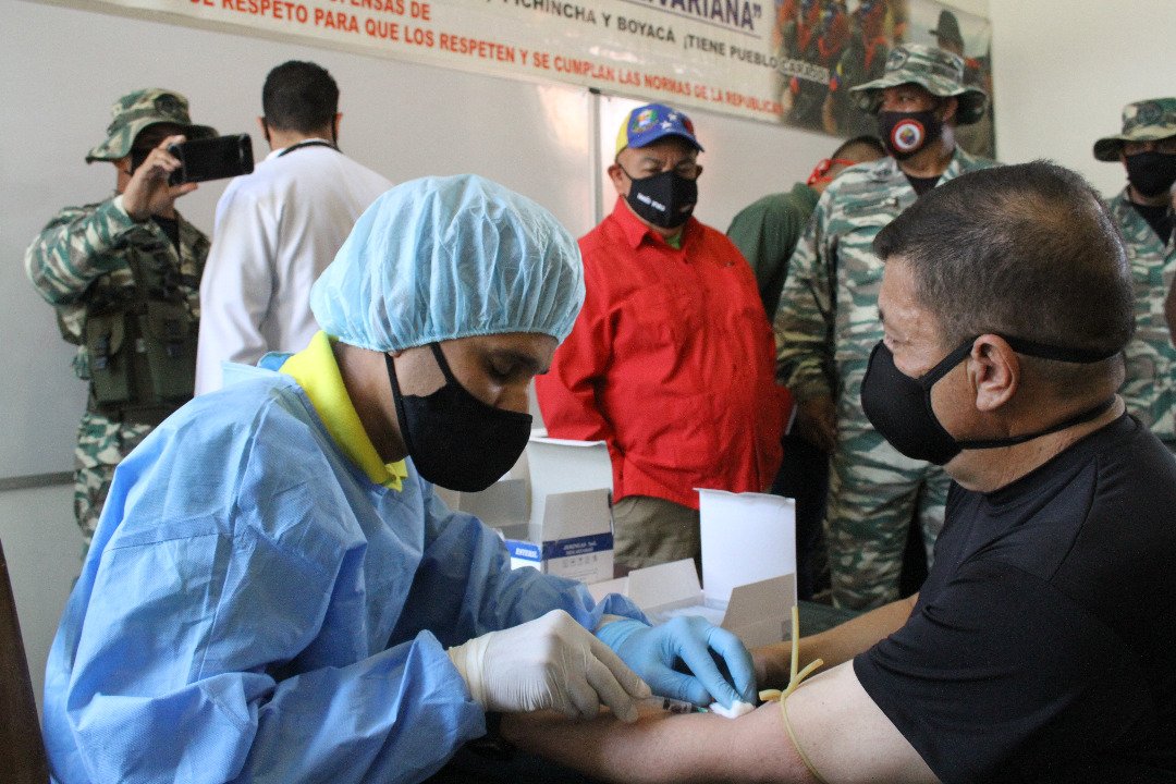 FUNDECAVE's tweet photo. Aplican pruebas rápidas del #COVID19 a milicianos y milicianas de Caracas
Para cortar la propagación del covid 19 y siguiendo los lineamientos del presidente @NicolasMaduro, de garantizar espacios libres del virus y frenar su contagio. https://t.co/qVmtf7aT6R