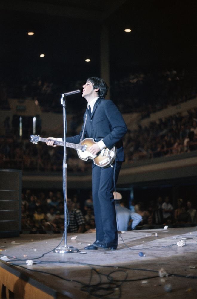- in this picture you can see paul on stage. alone. the case here is probably that he just was a bit too slow and a camera captured this proof. undeniably.