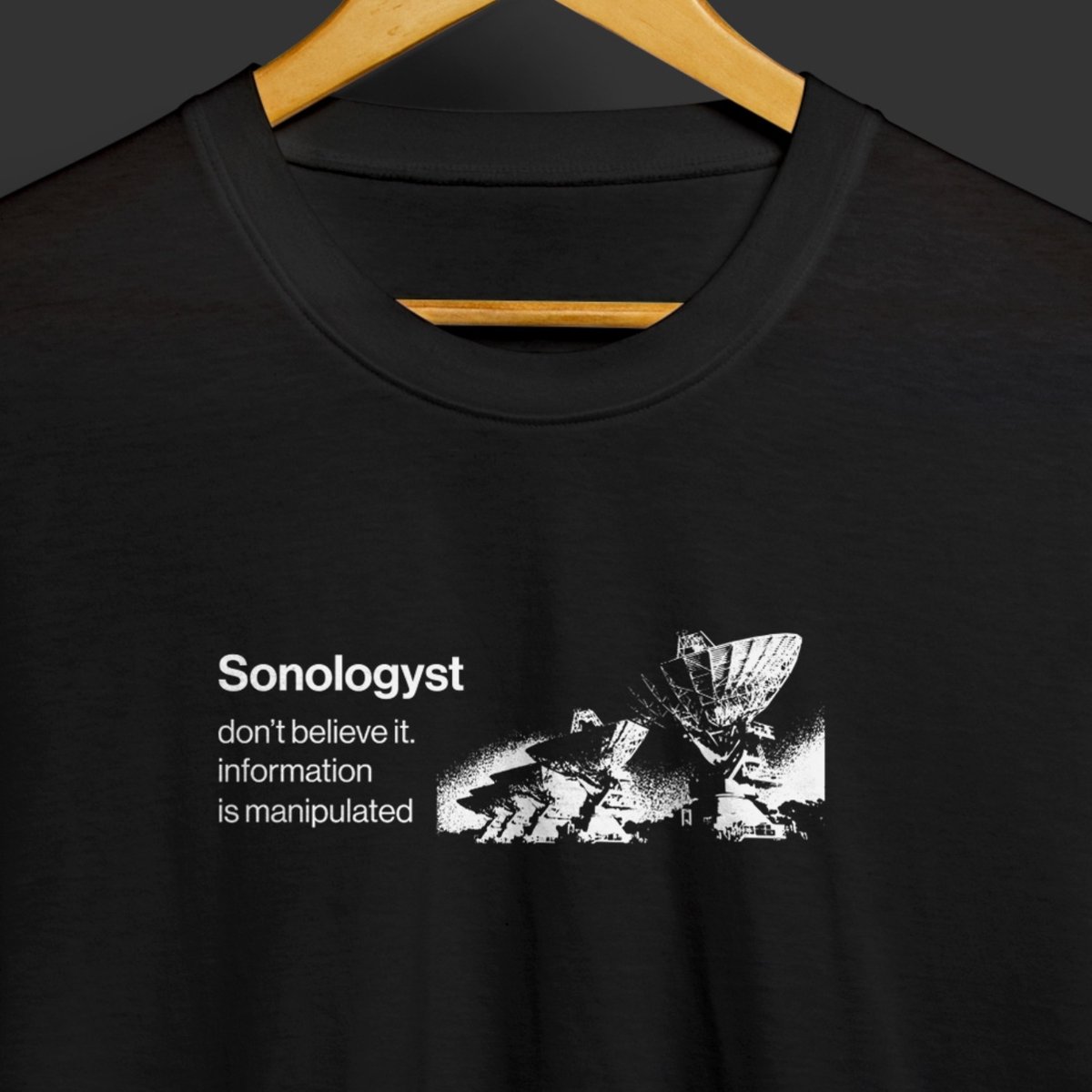 Sonologyst's tweet image. #SONOLOGYST t-shirt "DON'T BELIEVE IT".
The text on the front is different from the first I presented, but it seems friends and followers like it. Someone told me it's more appropriate for the current times. Thank you, guys!!
A few still available here: sonologyst.bandcamp.com/merch/t-shirt-…