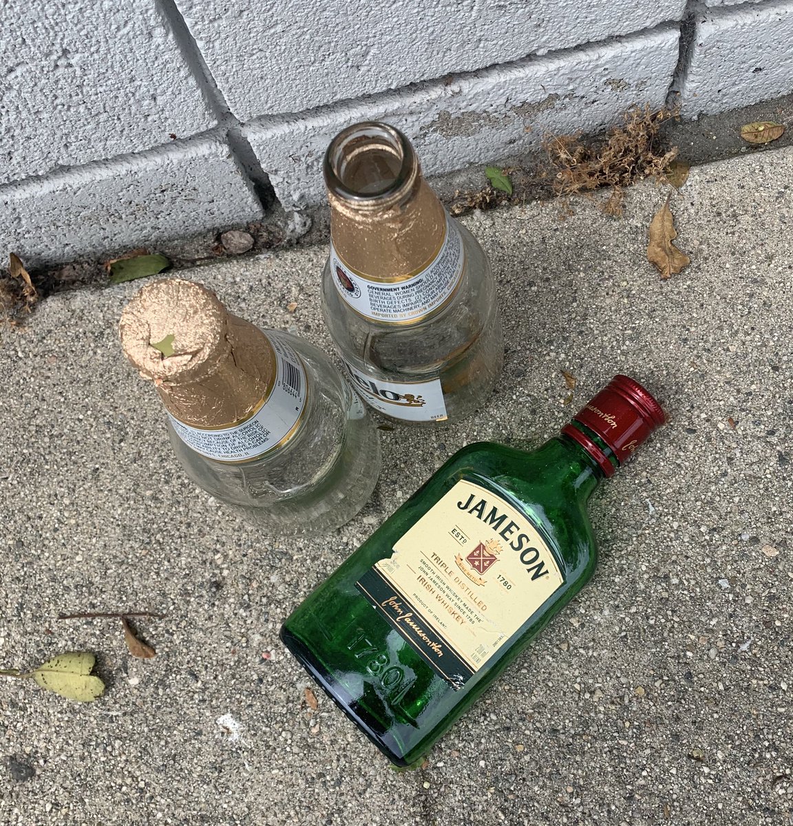 MiaStJohnBoxer's tweet photo. On my jog today, thought I’d take pics of my beautiful streets of #MarinaDelRey I want @MayorOfLA to see how gr8 that #Alcohol delivery service is going 🚚 Once the #CoronavirusPandemic is over, we’re going to have another pandemic called #Alcoholism AA meetings ARE “essential”🙏🏼 https://t.co/g7rmfbkd9X