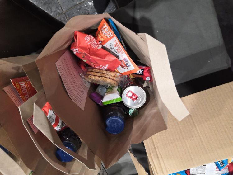 rundraise's tweet photo. Another delivery of food, drinks, and moisturiser to Bristol Royal Infirmary today :)  

Might be our last delivery for a few weeks... we need more entrants into our 'Jurassic Park run'.  £10 from every £15 medal goes straight to supporting #NHSHeroes !

https://t.co/HSBOPMSNb5 https://t.co/0fn0Zhe06g