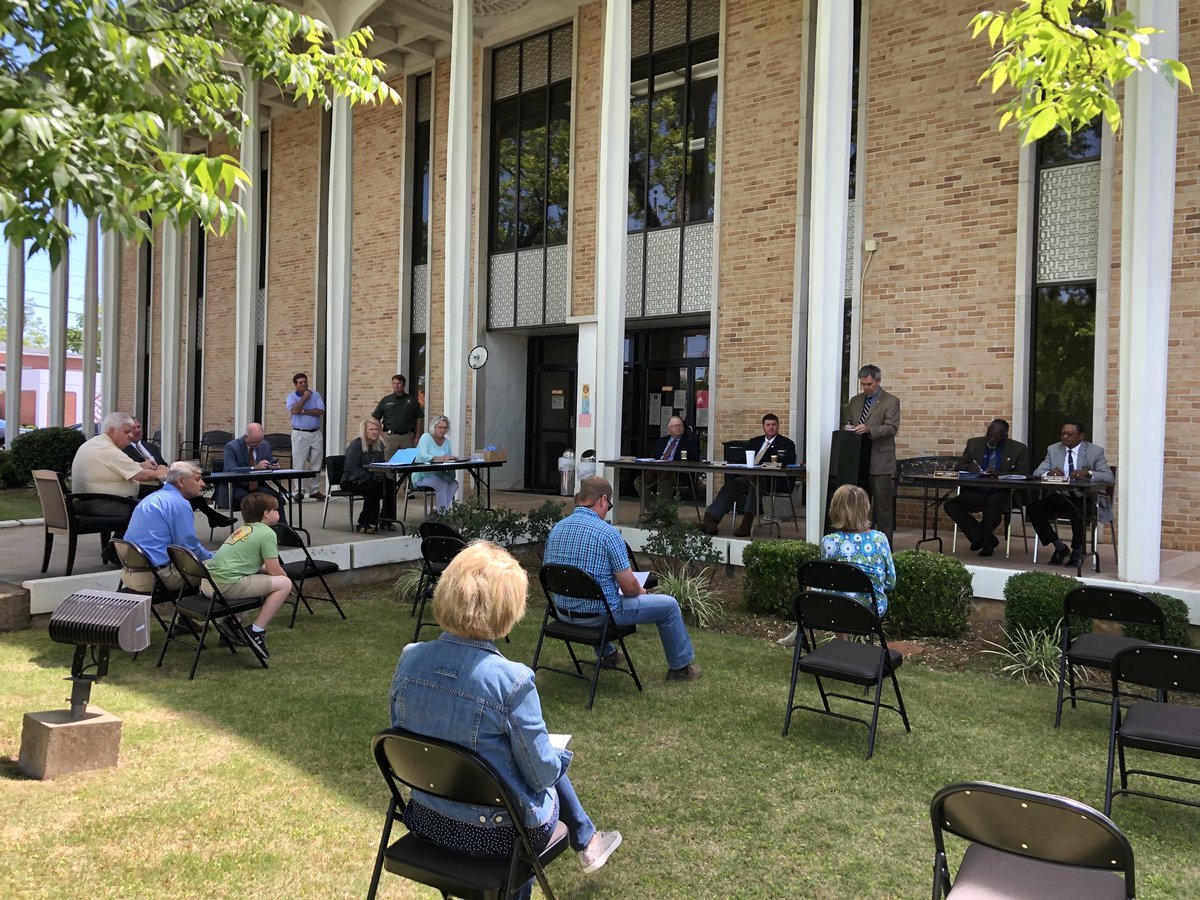 davidmoney72's tweet photo. A very pleasant 69 degrees in #sweethomehenrycounty this morning for our second ‘commission meeting under the trees.’ ⁦@AlabamaCounties⁩ ⁦@sonnybrasfield⁩ #alpolitics #henry #acca #67/1 https://t.co/B70cYrwv5o