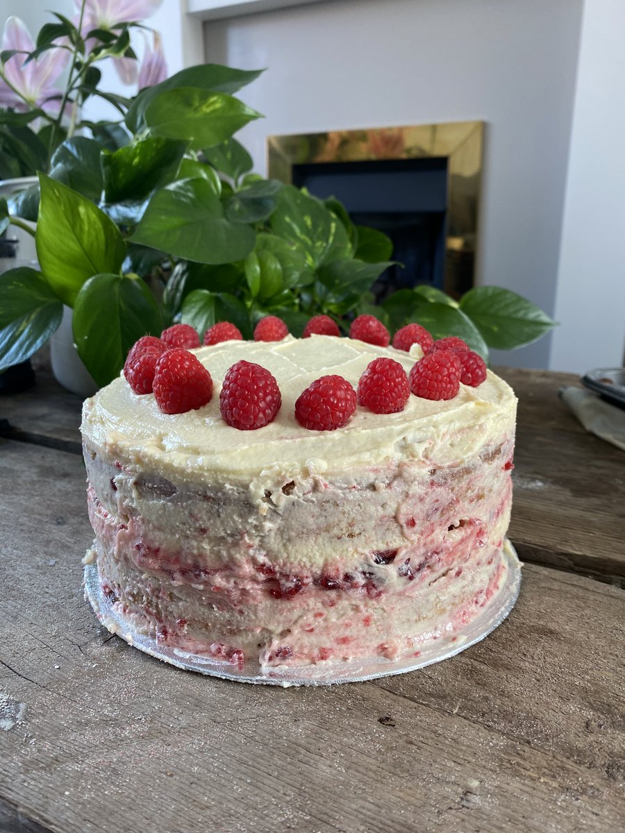 I wish it was Saturday morning so I could watch more of <a href="/sat_jamesmartin/">Sat_James Martin</a> whip up some delights.