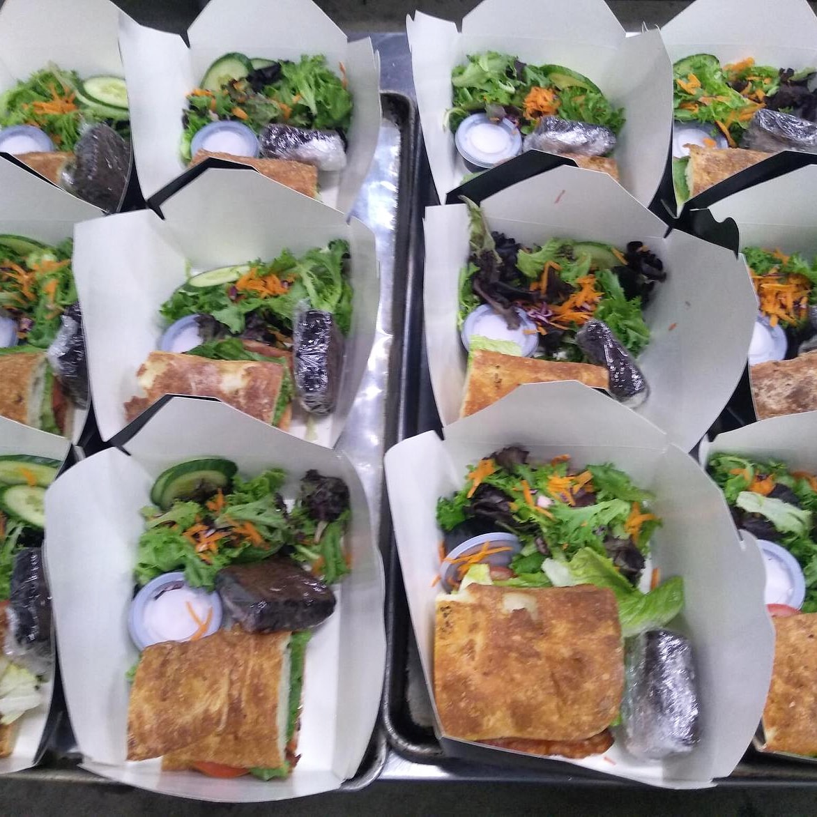 LUNCHottawa's tweet photo. We had the immense honor of putting together these individual #LUNCHBoxes for frontline workers at the Carlingview Manor Care Home last Friday, all thanks to @RaymondJamesCDN.
If you're interested in a similar order, feel free to email at eat@thinklunch.ca
#thinkLUNCH #ottawa https://t.co/Dqk2TneLpf
