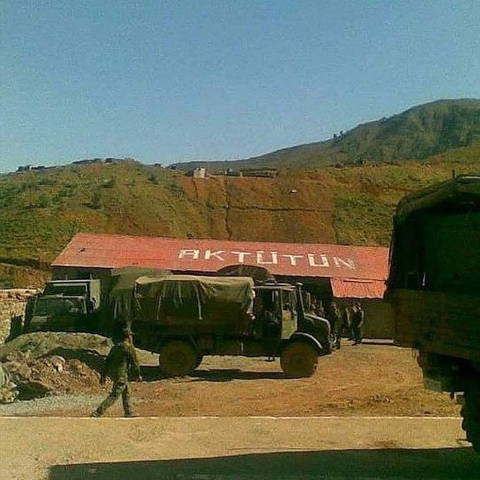 3 EKİM 2008 günü 62 vatan evladının tam 9 saat aralıksız, kendilerinden 10 kat fazla sayıda PKK.lı hainlere karşı cansiperane mücadele verdiği günün sonunda 17 kahraman askerimizin şehit düştüğü ama Bayraktepe'yi teslim etmediği Aktütün'ü vatan yaptıkları günü unutmadık! 🇹🇷🇹🇷🇹🇷🇹🇷