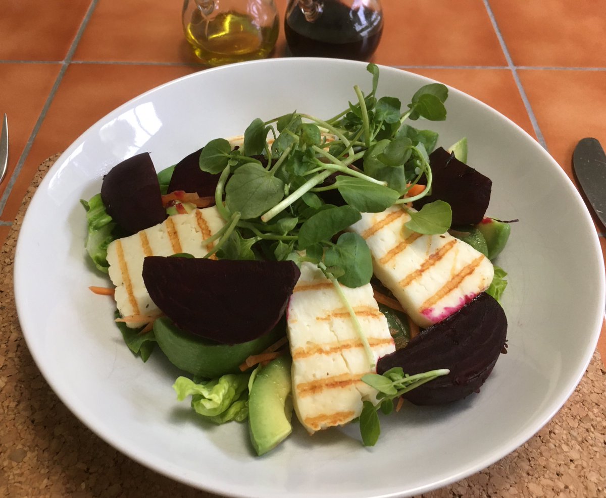 イギリスごはん على تويتر 軽めの夕食を とサラダにしました よく考えたらハルミチーズもアボカドも結構カロリーが高い さらに この後にアップルパイを食べてしまいました サラダ作った意味ない