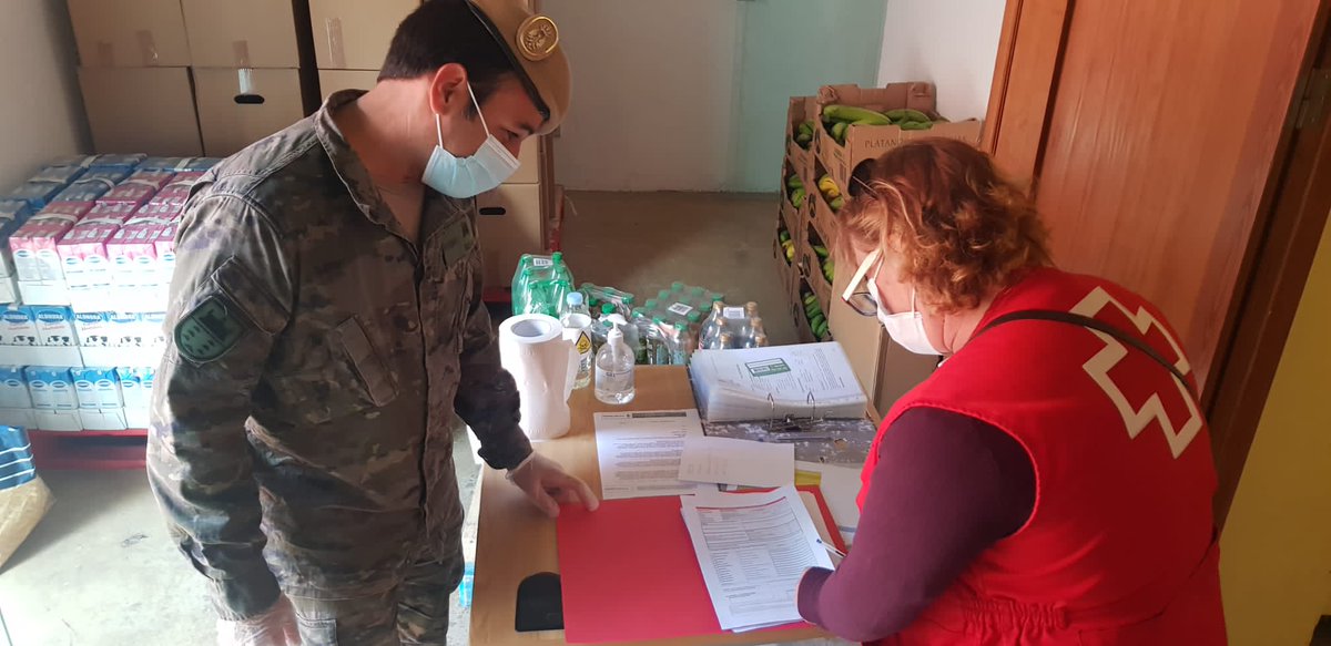 MCANA_ET's tweet photo. #BuenasNoches, en el marco de la #OperacionBalmis, los artilleros de la #BRICANXVI cooperan con la Cruz Roja, distribuyendo alimentos y kits de aseo a familias necesitadas del municipio de San Cristobal de La Laguna. 
Lo primero, ¡SERVICIO!
#EsteVirusLoParamosUnidos 
@MCANA_ET 🇪🇦 https://t.co/cL8yrLPZM0