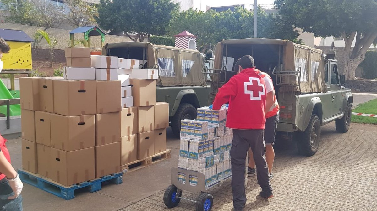 MCANA_ET's tweet photo. #BuenasNoches, en el marco de la #OperacionBalmis, los artilleros de la #BRICANXVI cooperan con la Cruz Roja, distribuyendo alimentos y kits de aseo a familias necesitadas del municipio de San Cristobal de La Laguna. 
Lo primero, ¡SERVICIO!
#EsteVirusLoParamosUnidos 
@MCANA_ET 🇪🇦 https://t.co/cL8yrLPZM0