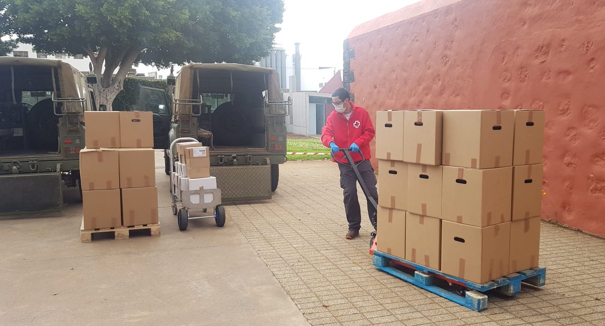 MCANA_ET's tweet photo. #BuenasNoches, en el marco de la #OperacionBalmis, los artilleros de la #BRICANXVI cooperan con la Cruz Roja, distribuyendo alimentos y kits de aseo a familias necesitadas del municipio de San Cristobal de La Laguna. 
Lo primero, ¡SERVICIO!
#EsteVirusLoParamosUnidos 
@MCANA_ET 🇪🇦 https://t.co/cL8yrLPZM0