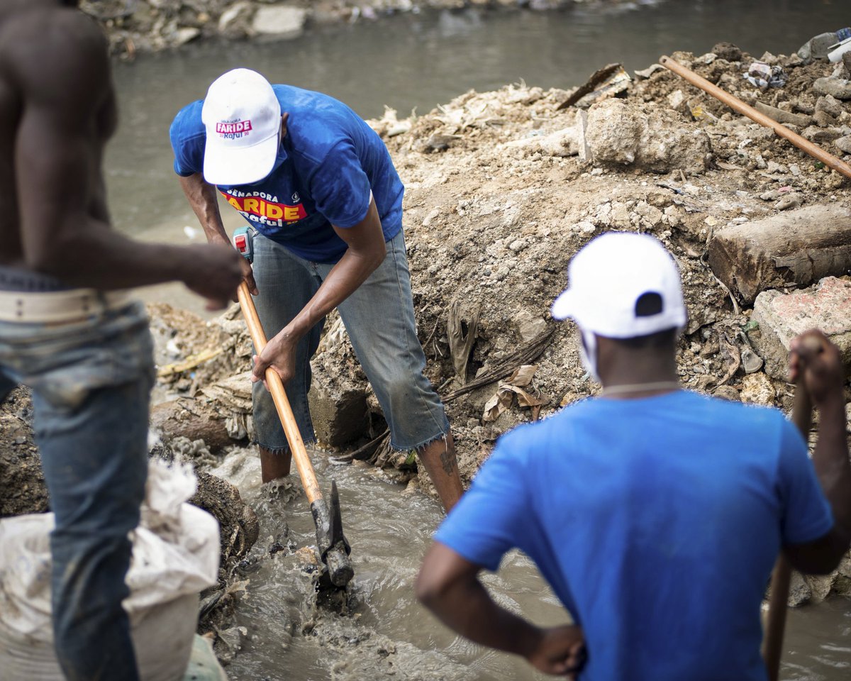 FarideRaful's tweet photo. Gracias al trabajo en equipo, generosas donaciones y decenas de voluntarios, hoy inicia una nueva etapa en el manejo de agua potable para el barrio La Puya. Un proyecto ideado y llevado a cabo por la comunidad misma. Juntos podemos. Juntos, somos una voz. #Faride2020 https://t.co/1JjAjCqOIz