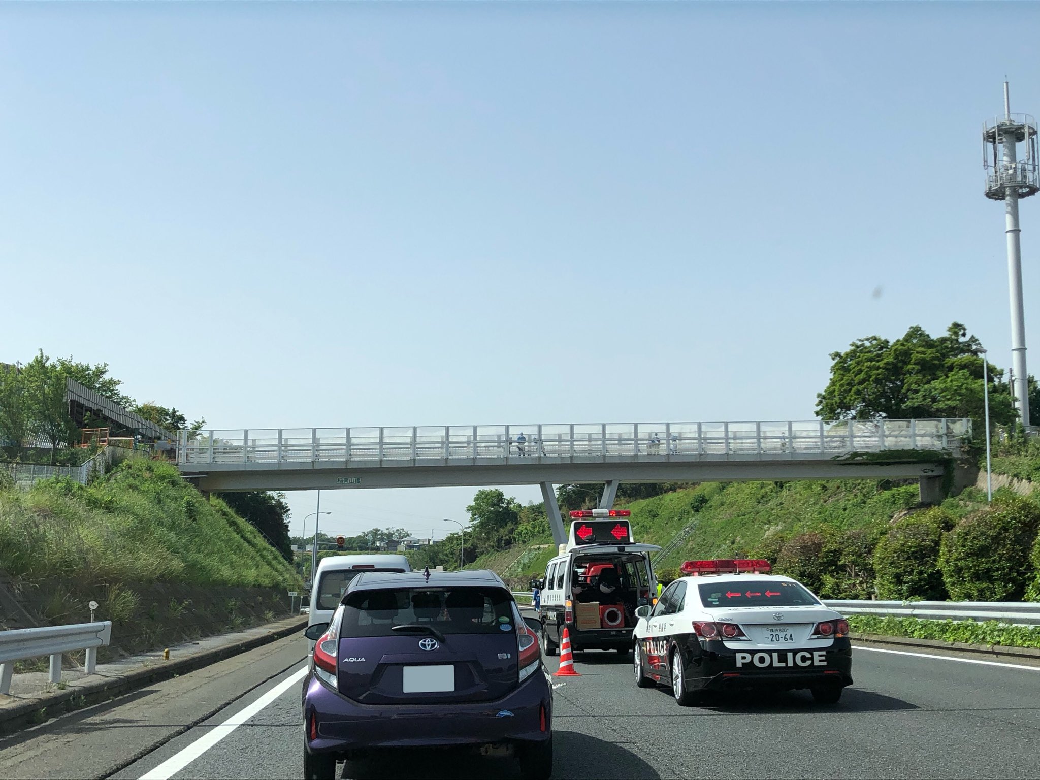 第三京浜の飛び降り自殺で現場検証している画像