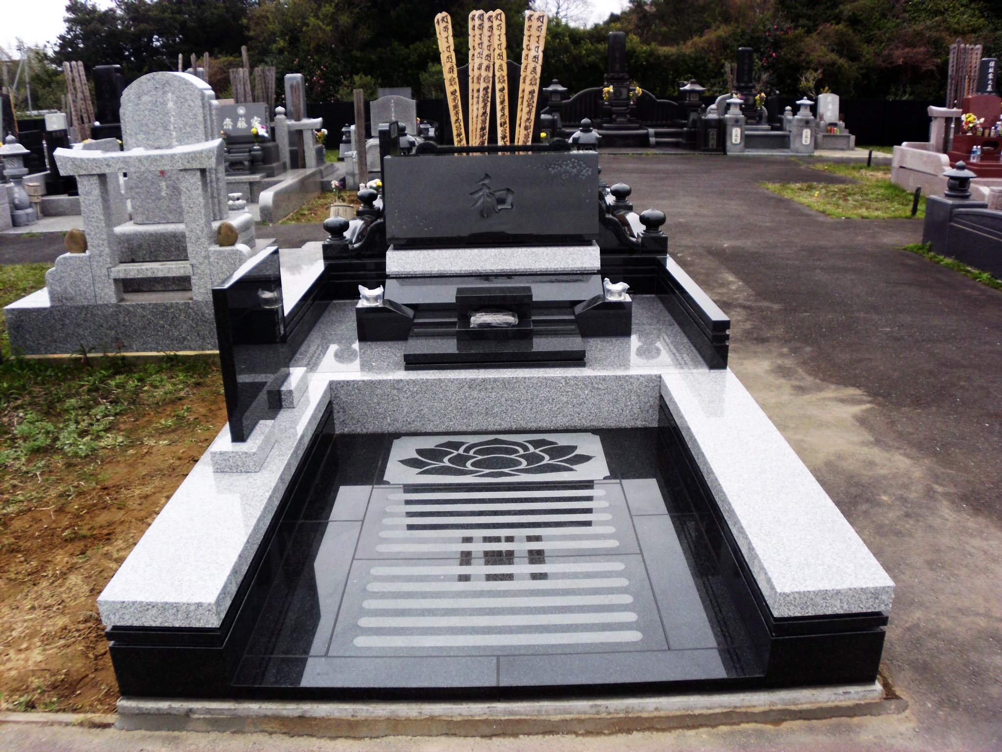 Twitter 上的 墓地情報センター 千葉県山武郡横芝光町 洋型墓石6 のお手伝いです 桜の彫刻は施主様のイラストから立体彫りで仕上げました Hp T Co 6p9pogly05 墓地情報センター ビージェイシー Bjc 千葉県 横芝光町 成田展示場 お墓 墓石