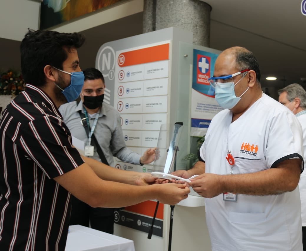 JuanParboleda's tweet photo. ¡Celebramos el Día de la Enfermería solidariamente! 
🤲🏻💪🏼💫

Entregamos los primeros 1.000 escudos faciales a la Red Pbca de Salud de Medellín producidos entre @scirepopuli, @juventudmed y nuestra @IUPascualBravo

¡También entregaremos 300 escudos al Amazonas y otros 200 a Chocó! https://t.co/wsdAiOgi40