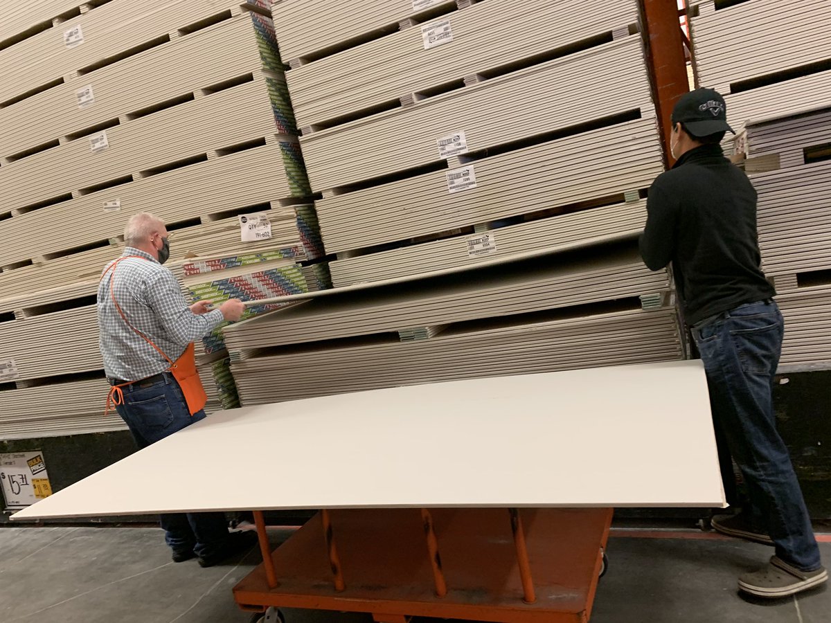 JuanitaQ1's tweet image. Servant leadership at its Best...😎Thank You Mr. Kerrigan @XKerrigan for supporting us in the aisles, helping with customer service and recognizing our Associates for their hardwork @hd_2727, while practicing social distancing. We appreciate You 🙏🏽@HouleHeather @SallyGansior