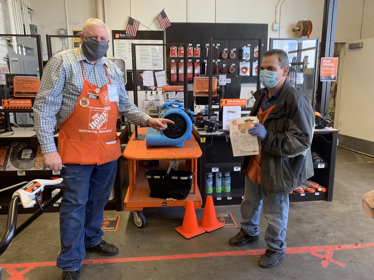 JuanitaQ1's tweet image. Servant leadership at its Best...😎Thank You Mr. Kerrigan @XKerrigan for supporting us in the aisles, helping with customer service and recognizing our Associates for their hardwork @hd_2727, while practicing social distancing. We appreciate You 🙏🏽@HouleHeather @SallyGansior