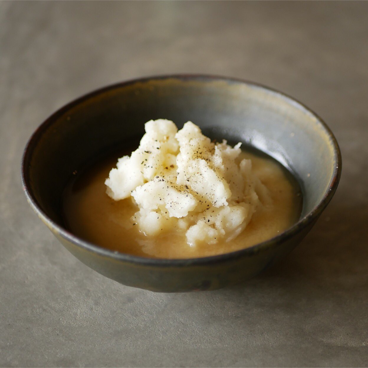 有賀 薫 マッシュポテトの味噌汁 カルビーの お湯を注いで混ぜるだけの乾燥マッシュポテト これをお碗に盛りつけ ちょっと濃い目の味噌汁を注ぎます 混ぜながら食べると味噌汁にじゃがいもが溶けて 不思議おいしい ボリュームもあって朝ごはんは 有賀 薫 マッシュポテトの味噌汁 カルビーの お湯を注いで混ぜるだけの乾燥マッシュポテト これをお碗に盛りつけ ちょっと濃い目の味噌汁を注ぎます 混ぜながら食べると味噌汁にじゃがいもが溶けて 不思議おいしい ボリュームもあって朝ごはんは