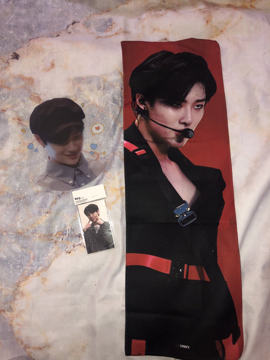 seungyounloop's tweet photo. reselling each for $35 flat rate (I’m including a special sy pc inside there too) please take this handsome man off my hands 🥺 dm me! 
💙 dearuniverse
💗 yourname
❤️ woodzbunny
🤍overfill https://t.co/YqdiXE9eR7