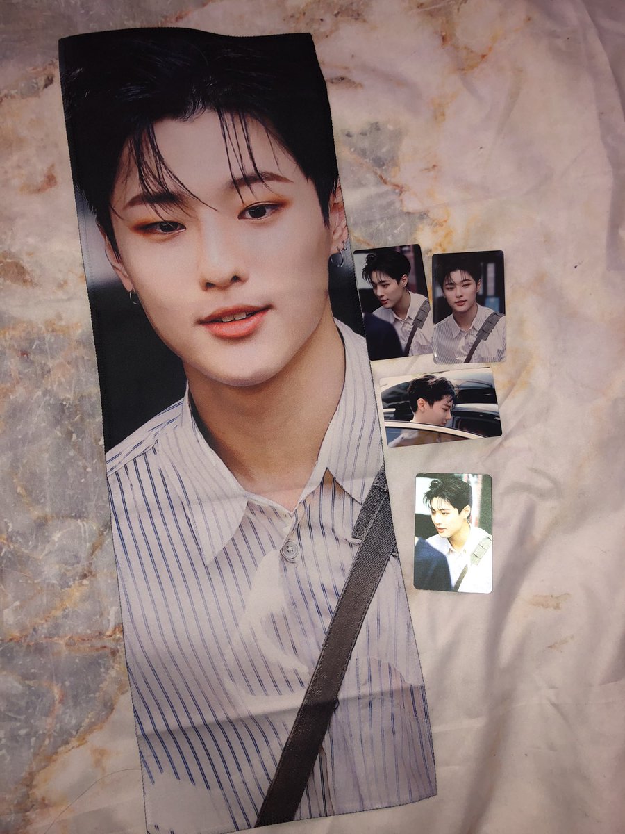 seungyounloop's tweet photo. my personal fave that I’m sad to let go... hiddenyoun 💙🤍🖤 the lenticular card is the coolest ever https://t.co/GE3KufQsvK