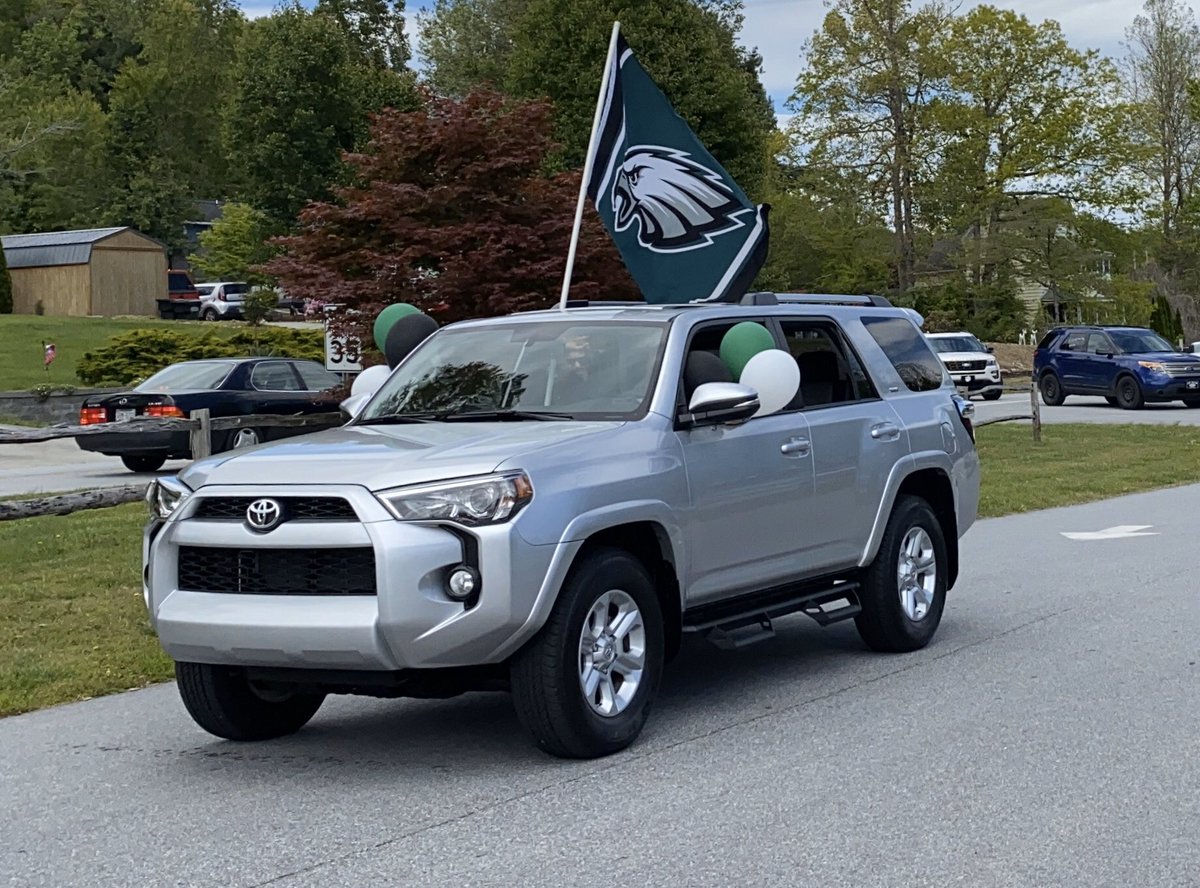 maggie_gilliam's tweet photo. Awesome Eagle Parade! Thanks to Flat Rock Middle teachers, administrators and staff who participated. We Miss Our Students! #frmsvalueseveryone @frmspride #frmspride @HCPSNC https://t.co/Ltwfci3vvG