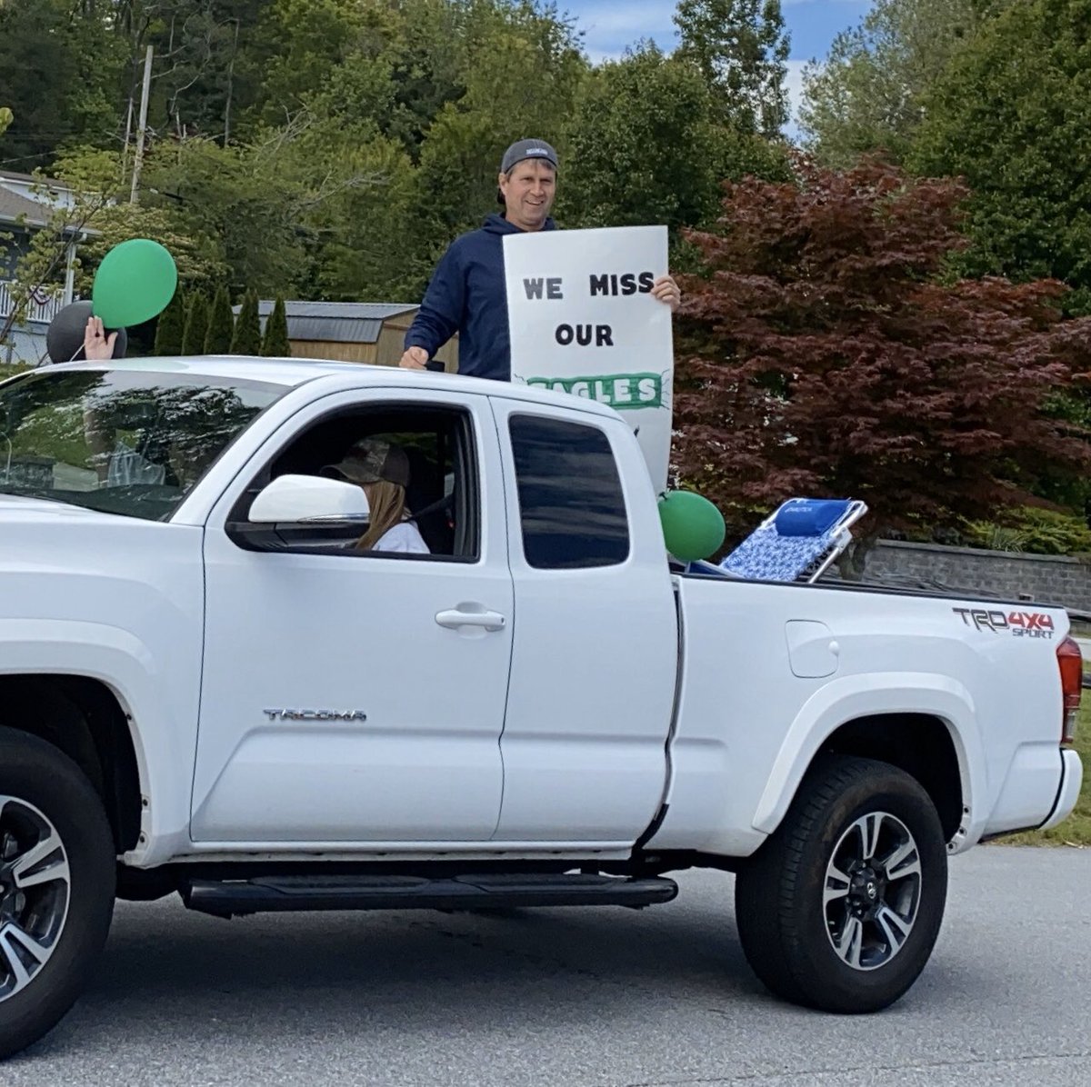 maggie_gilliam's tweet photo. Awesome Eagle Parade! Thanks to Flat Rock Middle teachers, administrators and staff who participated. We Miss Our Students! #frmsvalueseveryone @frmspride #frmspride @HCPSNC https://t.co/Ltwfci3vvG