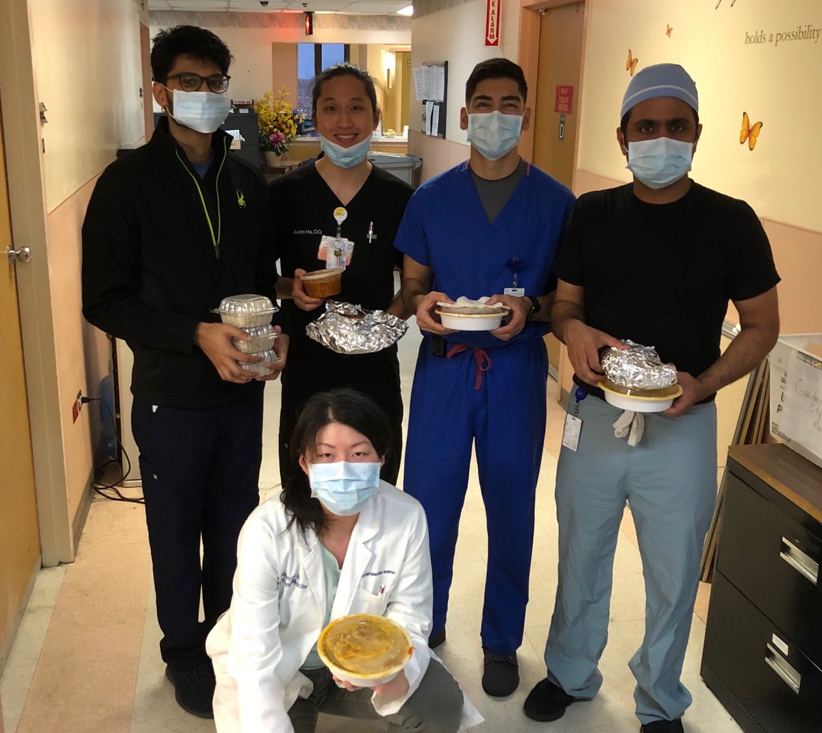 HospitalHeroApp's tweet photo. We are bringing meals 🌯🍲and smiles 😀to more #HospitalHeroes @StJohnsEpisHosp through @HospitalHeroApp; Connecting volunteers 🧚to #HealthcareWorkers. #NYPNU #NJNurses #NYCnurses #NUHW #nyccoronavirus #COVID19. https://t.co/mZUQKNxXHE