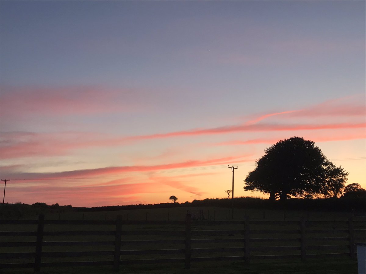 forgetmenotstay's tweet photo. Who needs TV when you have the sky to watch did you see the sun set @forgetmenotstay  @MiHiDigital @EventyMarketing @Cornwall_Coast @C365WhatsOn @Cornishfarm https://t.co/ipVTngli3i