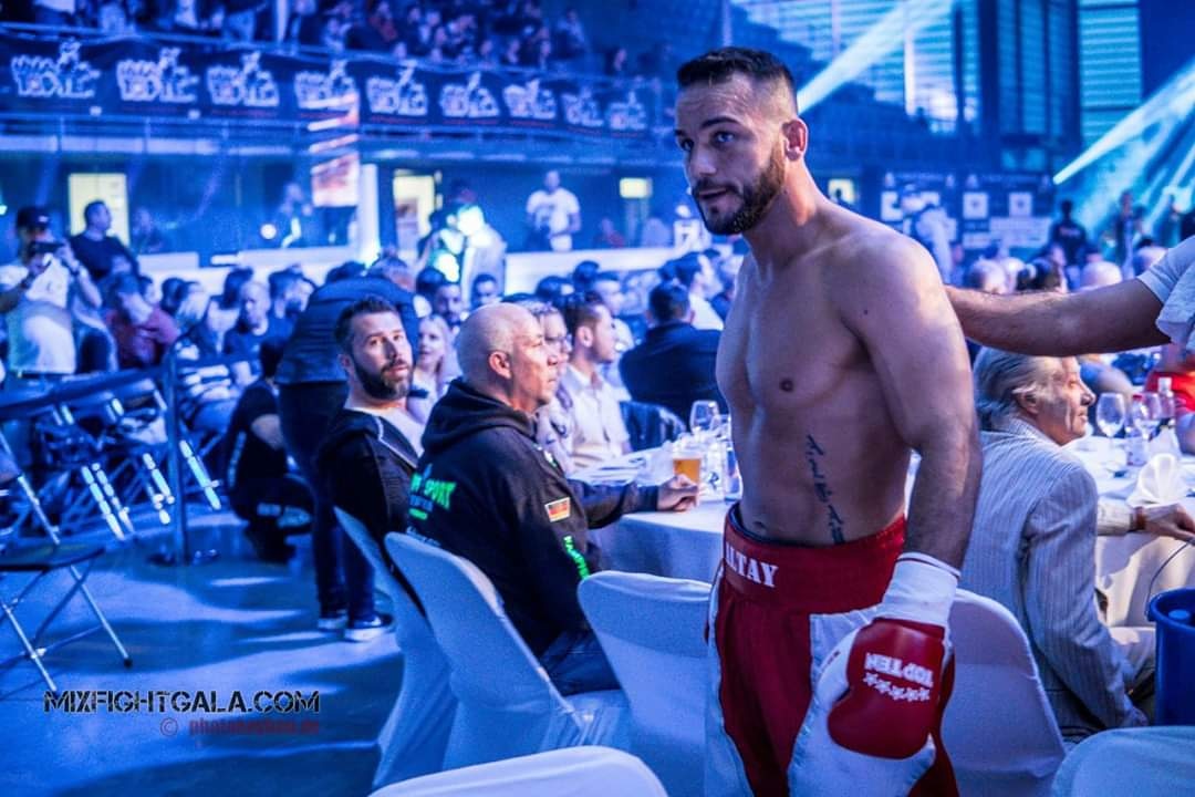 🇹🇷Allah'tan başka kimseye boyun eğmedim... ondan diledim bana Zeferi verdi.
.
🇩🇪Ich bin vor niemanden außer vor Gott in die Knie gegangen. Ich bat ihn und er hat mich mit dem Sieg belohnt.

<a href="/BoxingNewsED/">Boxing News</a> <a href="/boxennewscom/">Boxen.co</a> <a href="/ringmagazine/">Ring Magazine</a> <a href="/BoxSportMagazin/">BoxSport Magazin</a> <a href="/USABoxing/">USA Boxing</a>  <a href="/WBCBoxing/">World Boxing Council</a> <a href="/BDBbox/">BDB Berufsboxverband</a>