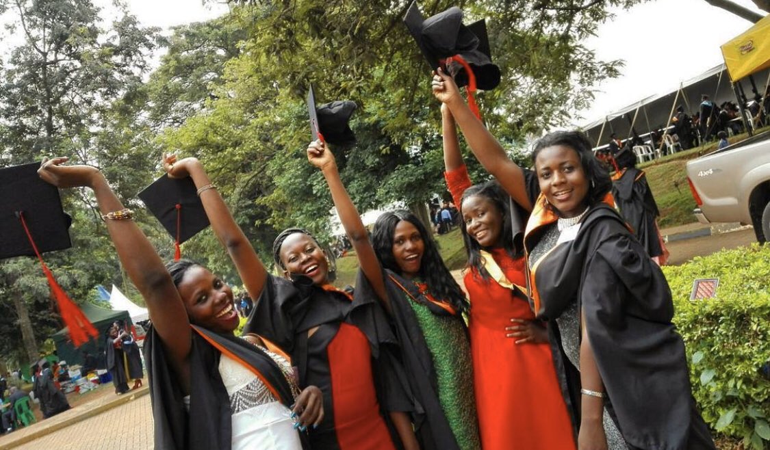 AnnataliaO's tweet photo. The year was 2016. 🎓🎓🎓

#MakerereUniversity
#SchoolofEducation
#SchoolofLanguages https://t.co/f4FHRIzHGc