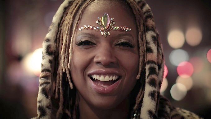 WBSS's tweet photo. WATCHFRESH: Singer/songwriter S.E.L. (Soulful Emma Louise) links with Bryan Chambers to embrace a smooth jazzy Latin vibe on the visual for new song, "FALLING". https://t.co/u6tI1yRLdG @SELsoul #BryanChambers #SOULTALK #LONDON https://t.co/lSQcKLKiNj