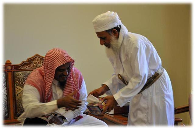 ليس المطلوب ان يكون في جيبك مصحف ..؟
ولكن المطلوب ان تكون في اخلاقك آية ..!

⚘د.حمد العتيبي